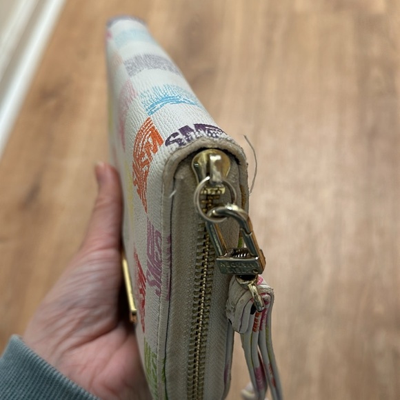 STEVE MADDEN | White Full Zip Wallet - Picture 6 of 7